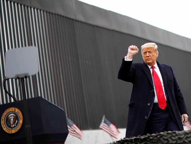 Tổng thống Donald Trump thị sát bức tường biên giới với Mexico, một cam kết tranh cử của ông, ở bang Texas (Mỹ) ngày 12-1.