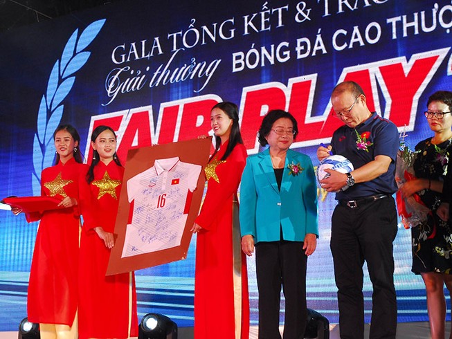 HLV Park Hang-seo ký tặng lên trái bóng gửi tặng nguyên Phó Chủ tịch nước Trương Mỹ Hoa trong ngày nhận Vinh danh Fair Play.