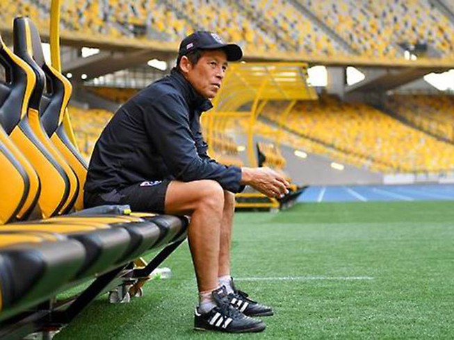 Trong khi HLV Akira Nishino còn lo Thai-League bóng không lăn được thì bóng đá Thái Lan lại đòi đăng cai đá tập trung bảng G.