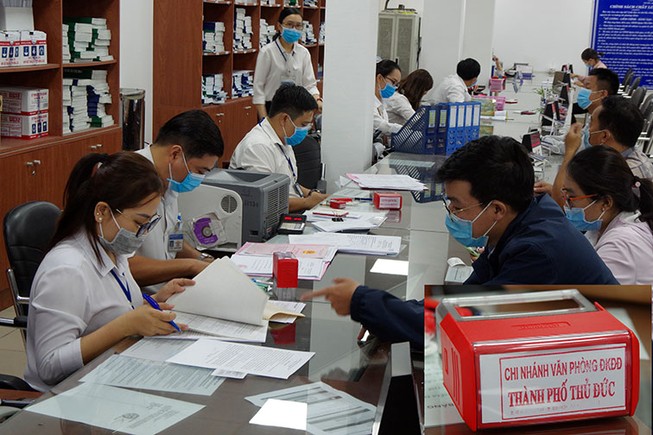 Cán bộ tiếp nhận và giải quyết hồ sơ tại điểm tiếp nhận 46 Thống Nhất, phường Bình Thọ, TP Thủ Đức chiều 25-1 và mộc của Văn phòng Đăng ký đất đai TP Thủ Đức.