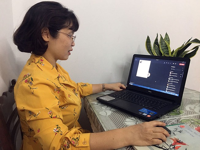 Giáo viên Trường THPT Nguyễn Hữu Huân, TP Thủ Đức dạy học trên Internet cho học sinh.