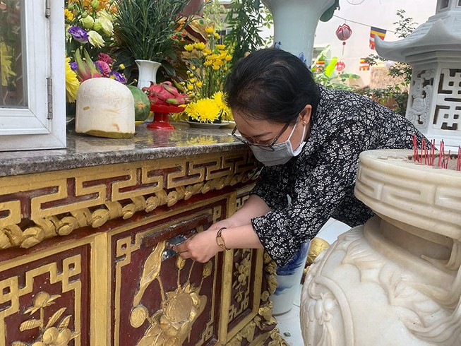 Một Phật tử đến chùa Báo Ân (quận Tân Bình, TP.HCM) để lễ Phật và cúng dường.