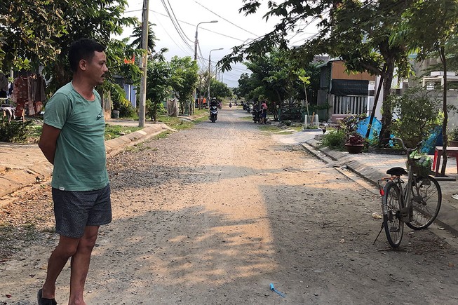 Người dân khu tái định cư Hòa Liên 4 đang mong mỏi con đường được thảm nhựa.