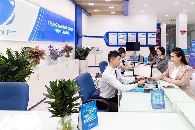 Nhà mạng VinaPhone cho biết chỉ thực hiện việc thay SIM trực tiếp tại các điểm giao dịch của VinaPhone hoặc đến phục vụ giao SIM 4G tại nhà.