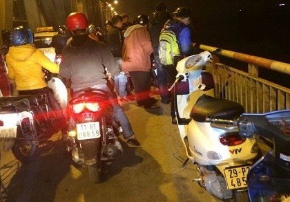 Để lại những tấm ảnh, nam thanh niên bất ngờ nhảy cầu tự tử