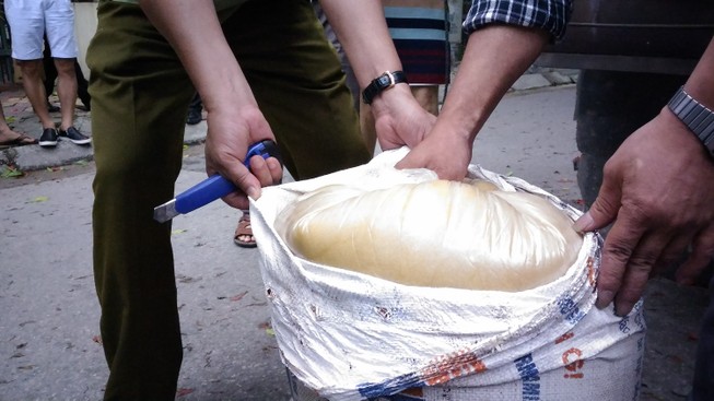 “Bắt sống” hơn 5 tấn mỡ động vật không rõ nguồn gốc