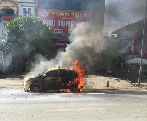 Ô tô đang chạy, bất ngờ bốc cháy trơ khung