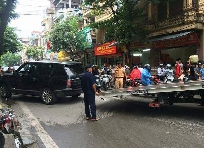 Hò nhau nâng đầu ô tô để cứu cô gái bị cuốn dưới gầm
