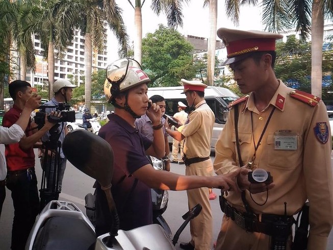 Xử phạt nồng độ cồn: Say khướt vẫn đi đón con