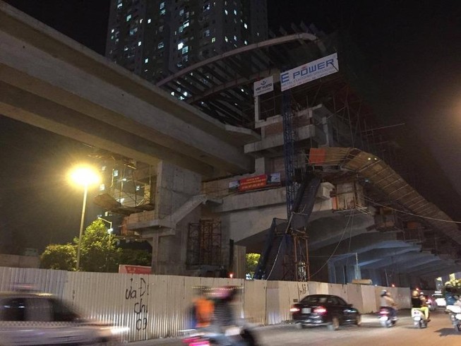 Công nhân rơi từ đường sắt trên cao đang nguy kịch