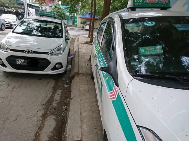 Sau 1 đêm, hàng loạt ô tô bị trộm vặt trụi gương