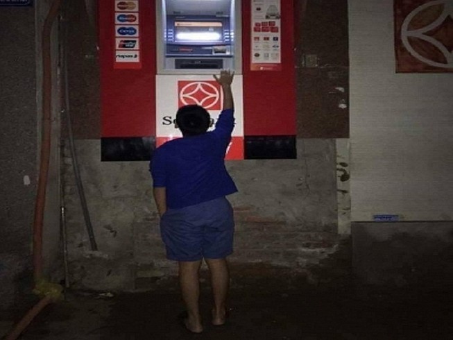 Dẹp vỉa hè: Người dân 'chật vật' rút tiền từ máy ATM