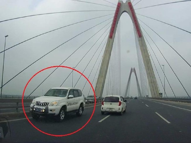 Xe biển xanh, 4 ôtô chạy ngược chiều trên cầu Nhật Tân