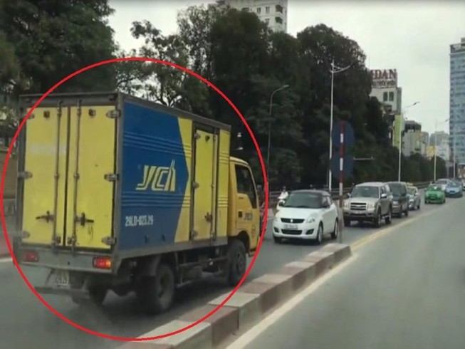 Xe tải hiên ngang đi ngược chiều trên cầu vượt