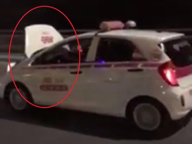 Tước bằng lái tài xế taxi chạy xe bung nắp capo