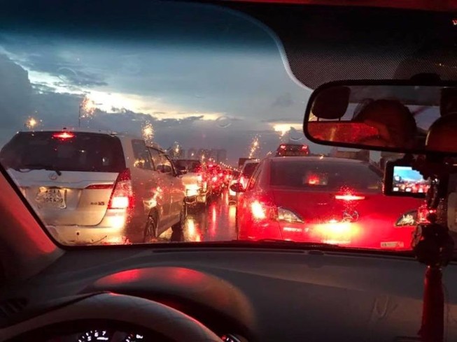 Hà Nội ngập, hàng ngàn ô tô 'chôn chân' dưới mưa tầm tã