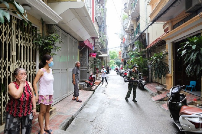Nữ cán bộ y tế bị đánh khi phun thuốc diệt muỗi