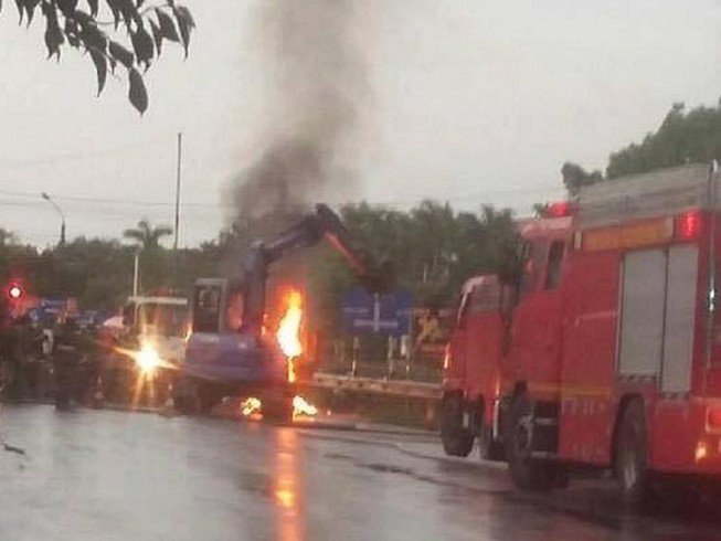 Xe tải chở đất đèn, gặp mưa bốc cháy ngùn ngụt