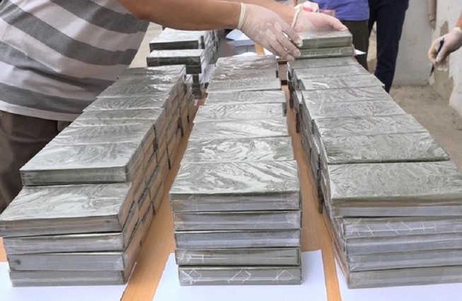 Cận cảnh 329 bánh heroin “nhồi nhét” trong chiếc xe bán tải