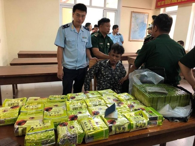 Máy quét phát hiện 25 kg ma túy đá và 52 bánh heroin