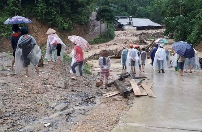 Lao ra dòng lũ cứu người, phó bí thư xã bị nước cuốn