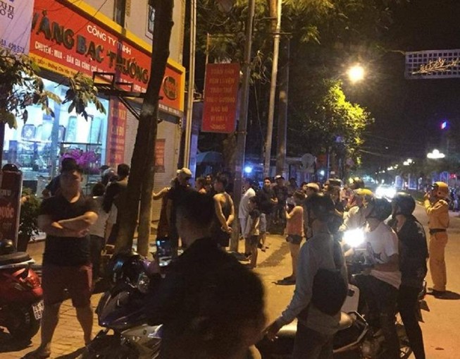 3 thanh niên đi ô tô cướp tiệm vàng trong đêm