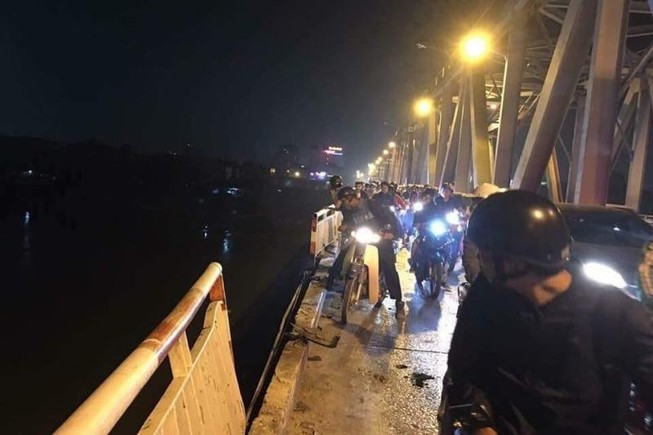 Ô tô chở 2 người lao từ cầu Chương Dương xuống sông Hồng