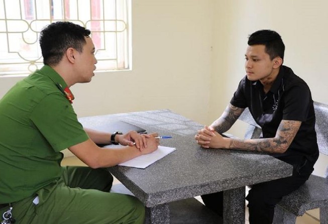 Thanh niên xăm trổ bắn chết người rồi trốn sang Trung Quốc