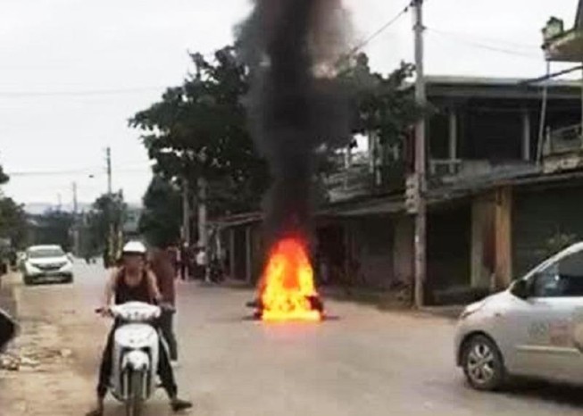 Gọi bạn mang xăng đến đốt xe sau va chạm trên đường