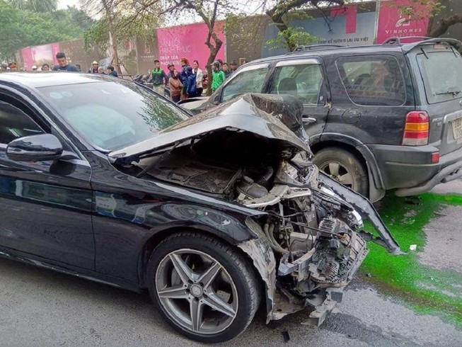 'Xe điên' tông nhiều xe máy, húc văng cụ già tử vong tại chỗ