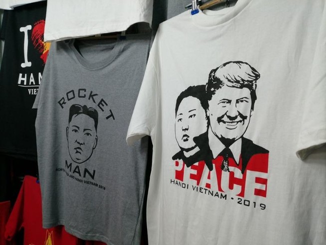 Bán áo in hình Trump-Kim để phục vụ bánh mỳ, nước miễn phí