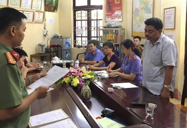 Phó giám đốc Sở yêu cầu cấp dưới nâng điểm cho con