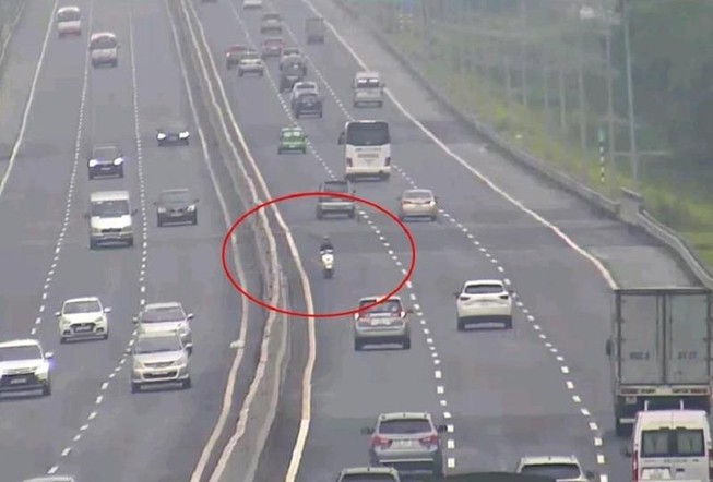 Thanh niên phóng xe máy ngược chiều trên làn cao tốc 120km/h