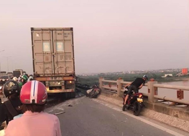 Tai nạn cầu Thanh Trì, nghi container húc rơi người xuống sông