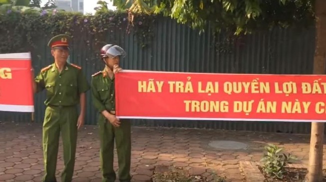Nhóm công an về hưu căng băng rôn phản ứng dự án