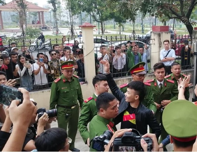 Khá 'bảnh' hầu tòa, 'anh em xã hội' kéo đến xem