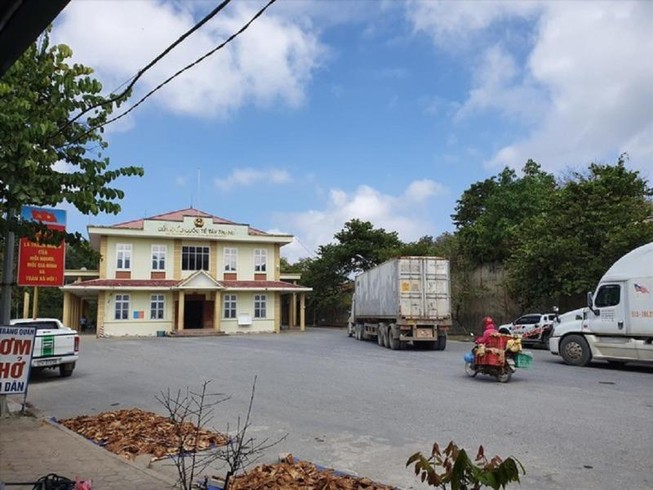 Sếp hải quan và 2 thuộc cấp bị tạm đình chỉ vì nghi 'làm luật'