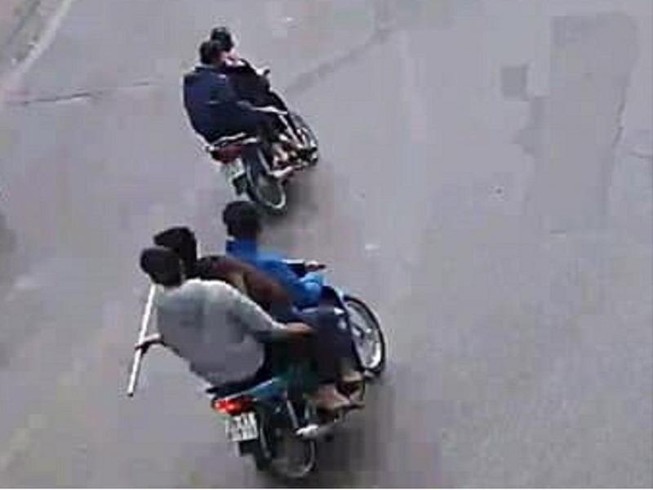 5 thiếu niên cầm dao bầu 'giương oai' trên phố ở Hà Nội
