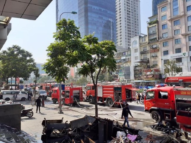 9 xe cứu hỏa dập tắt đám cháy tại Ngân hàng BIDV
