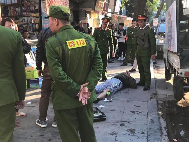 Điều tra vụ nổ súng tự chế giữa phố Hà Nội