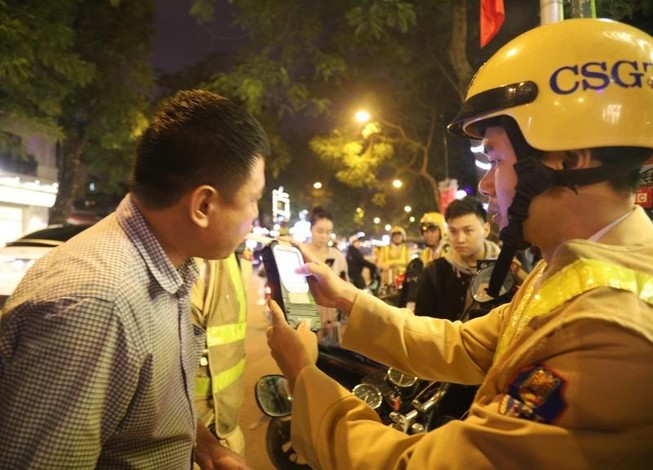 CSGT đáp trả khi người quá ngưỡng nồng độ cồn gọi 'người thân'
