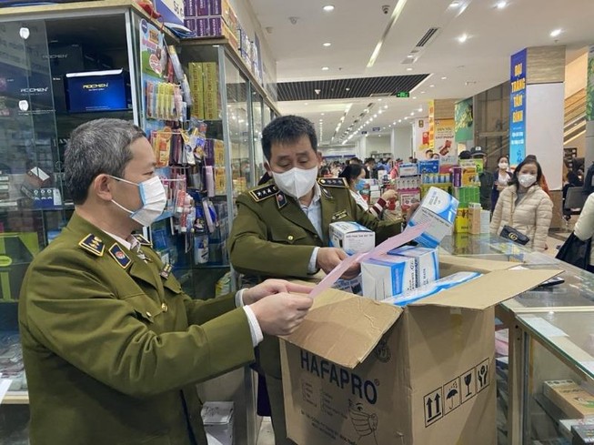 Hiệu thuốc bị 'sờ gáy' vì bán khẩu trang không niêm yết giá