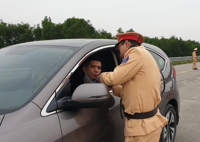 Kiến nghị CSGT đeo khẩu trang khi kiểm tra nồng độ cồn