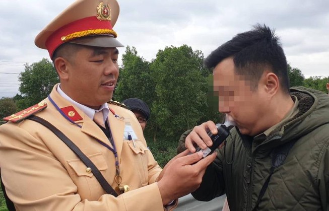 CSGT tạm dừng thổi nồng độ cồn bằng ống phễu