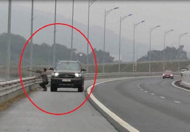 Tài xế bị tước bằng lái vì… dừng xe trên cao tốc để bắn chim