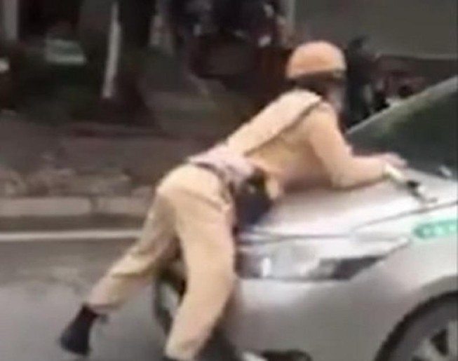 Tài xế taxi tông trung úy CSGT văng lên nắp capo