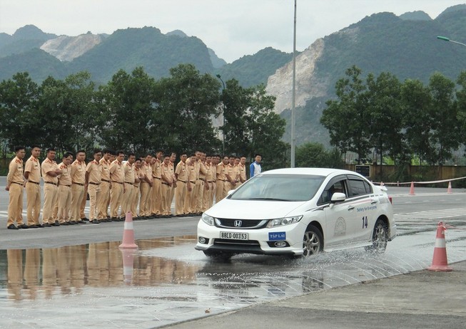 Ngắm kỹ năng lái xe điêu luyện của CSGT dẫn đoàn