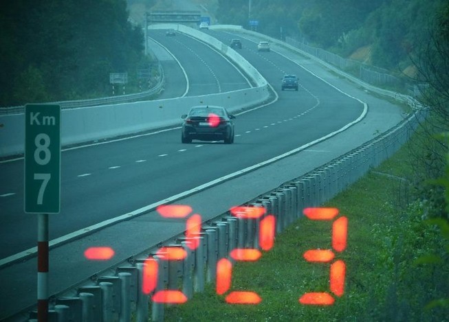 Tài xế BMW phóng xe 223km/h vì… vội đi ăn cưới