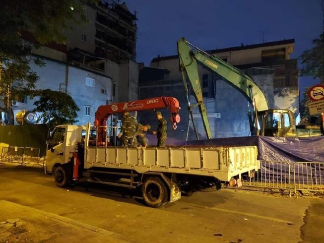 Đã di dời quả bom ở phố Cửa Bắc, gỡ bỏ các hàng rào bảo vệ
