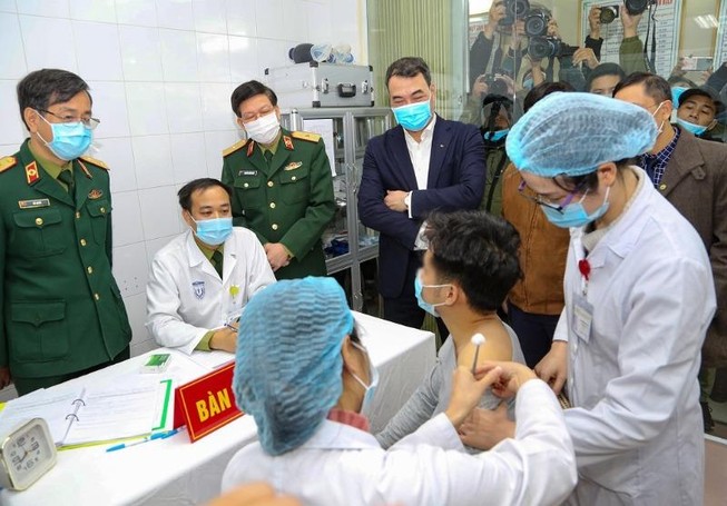 Cận cảnh tiêm mũi vaccine COVID-19 đầu tiên tại Việt Nam